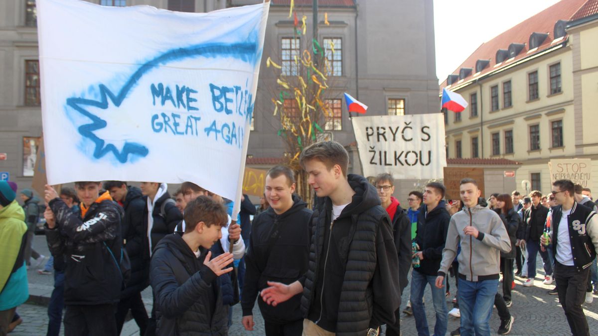 Studenti pražské průmyslovky vyšli do ulic a na radnici za svého učitele